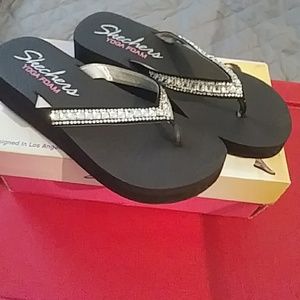 Sketchers yoga form sandals